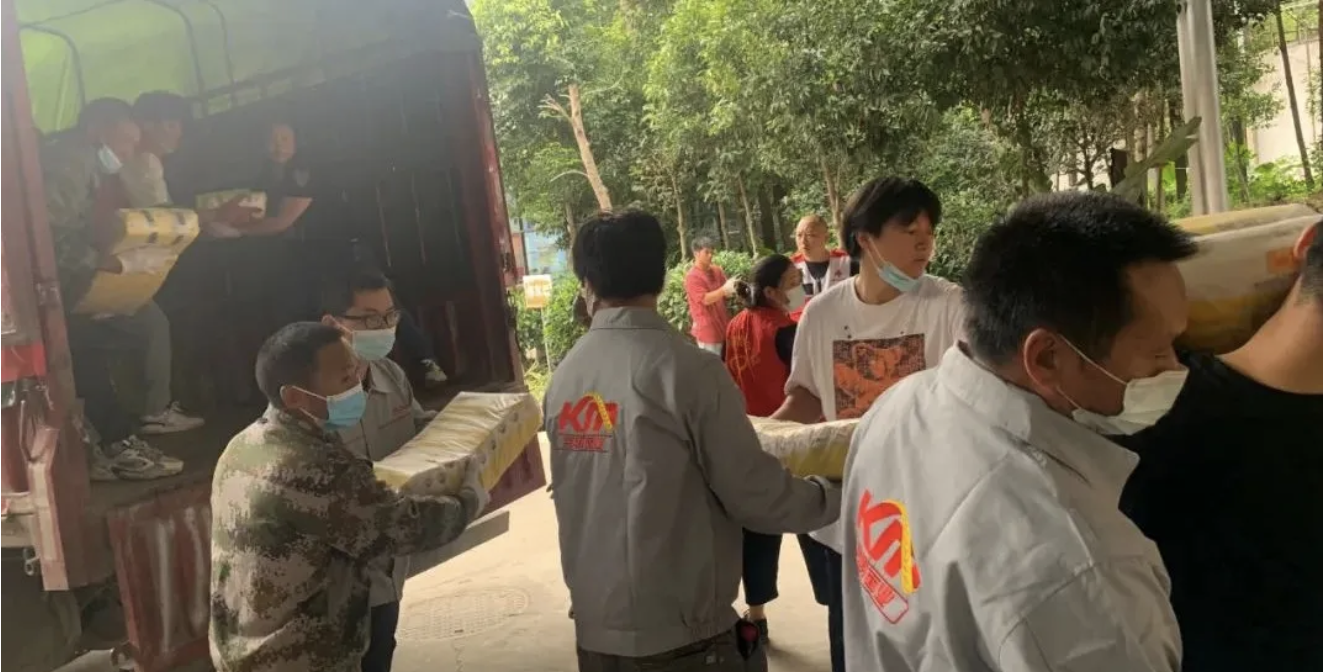 风雨兼程，立即博官网爱心物资顺利到达泸定、雅安